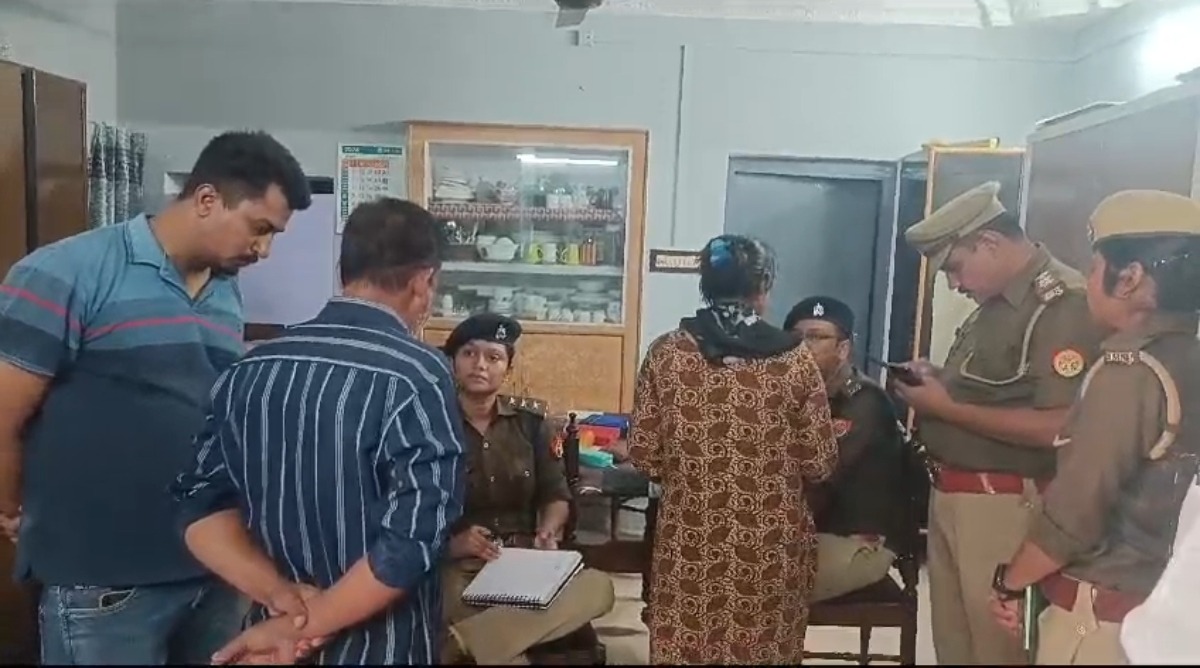 Photo of उन्नाव : वकील के घर क्लाइंट बनकर पहुंचे, बात की और फिर कनपटी पर रख दिया तमंचा, लाखों की लूट