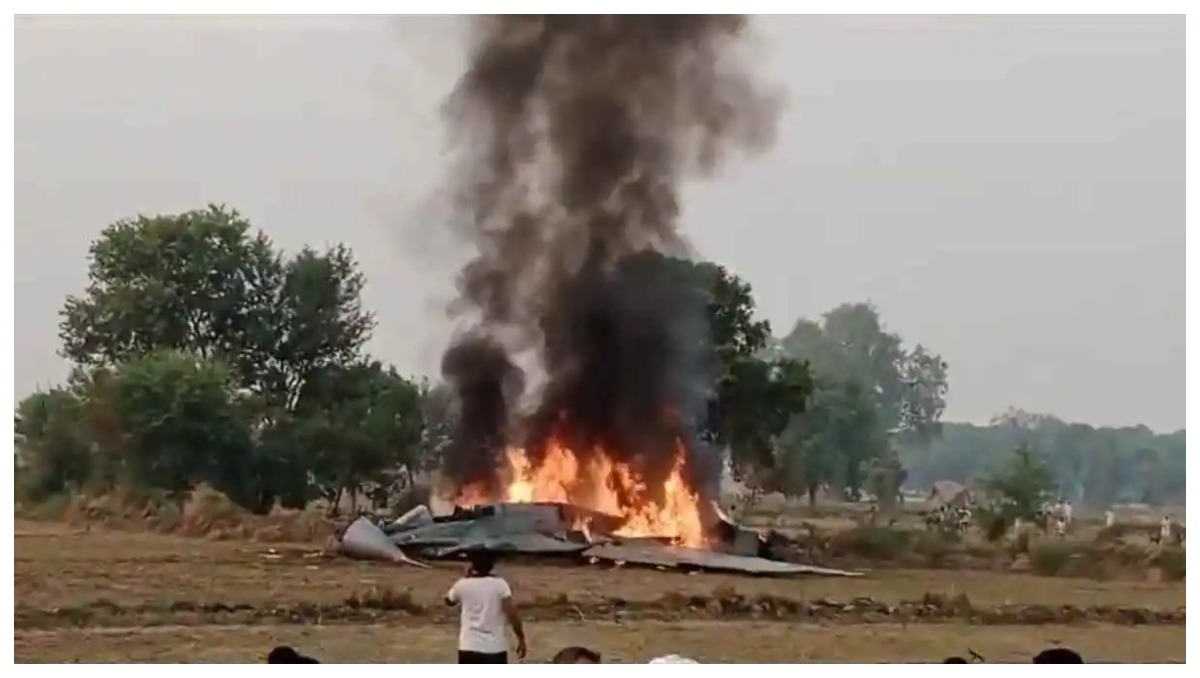 Photo of Plane Crash : आगरा में सेना का विमान क्रैश, पायलट समेत दो लोगों ने कूदकर बचाई जान