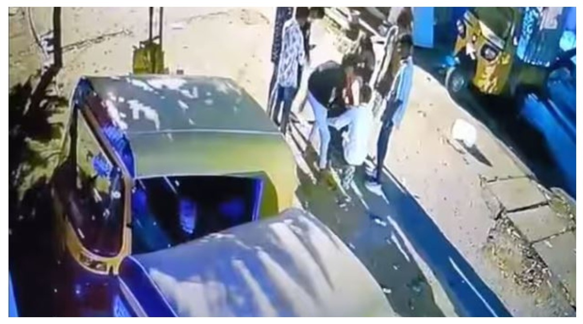 Photo of Bengaluru : दोस्तों की चुनौती को किया स्वीकार…जलते हुए पटाखे पर बैठा, गई जान