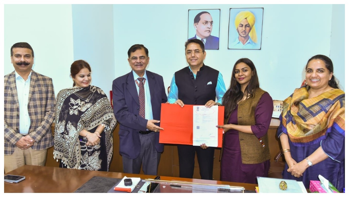 Photo of Punjab : प्रतिवर्ष 200 युवाओं को हेल्थ स्किल डेवलपमेंट कोर्स में दी जाएगी ट्रेनिंग : अमन अरोड़ा