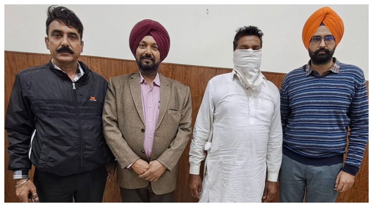 Photo of Punjab : विजिलेंस ब्यूरो ने 10,000 रुपये रिश्वत लेते हुए एक व्यक्ति को पकड़ा रंगे हाथों
