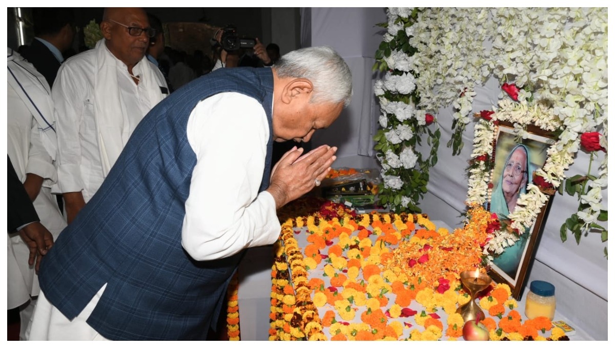 Photo of Bihar : बिहार विधान परिषद् के पूर्व कार्यकारी सचिव बिनोद कुमार की माता के श्राद्धकर्म में शामिल हुए CM नीतीश कुमार, दी श्रद्धांजलि