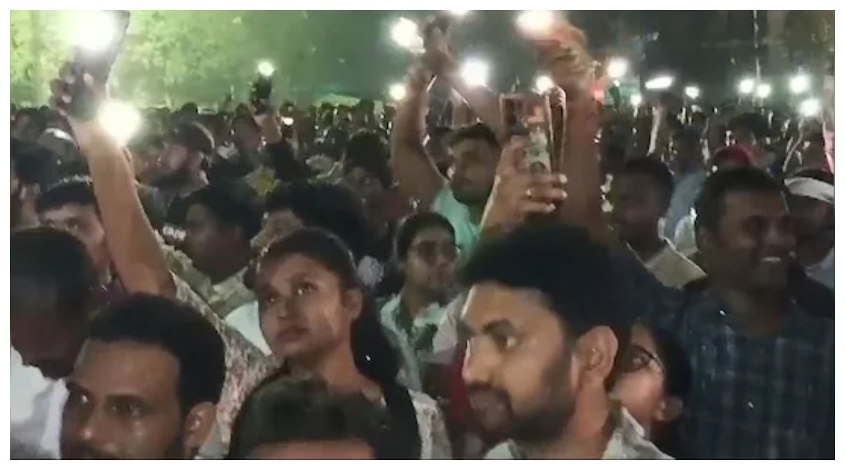 Photo of UPPSC Protest : प्रयागराज में UPPSC के बाहर अभ्यर्थियों का प्रदर्शन जारी, रात में मोबाइल की टॉर्च जलाकर जताया विरोध