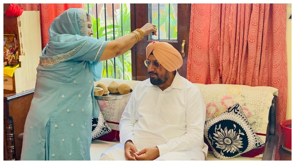 Photo of Punjab : विधायक रंधावा ने बहन सावित्री के साथ मनाया भाई दूज का त्योहार, बहन ने तिलक लगाकर की लंबी उम्र की कामना