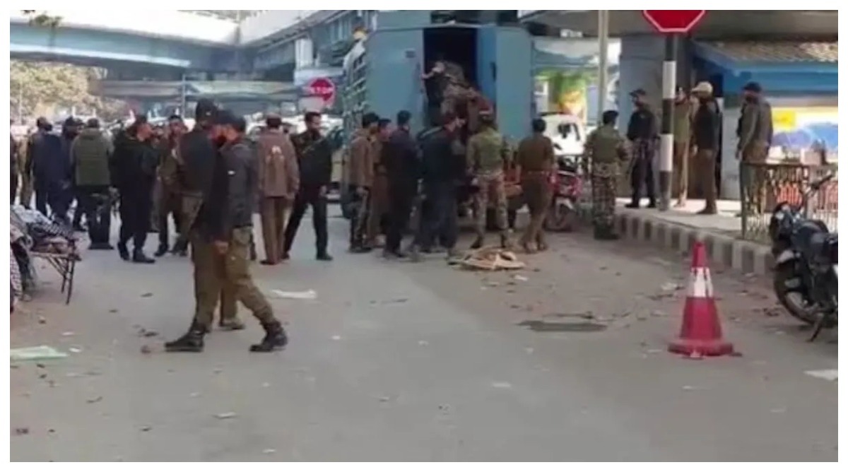 Photo of Jammu – Kashmir : श्रीनगर के संडे मार्केट में हुआ ग्रेनेड हमला, कई लोग घायल