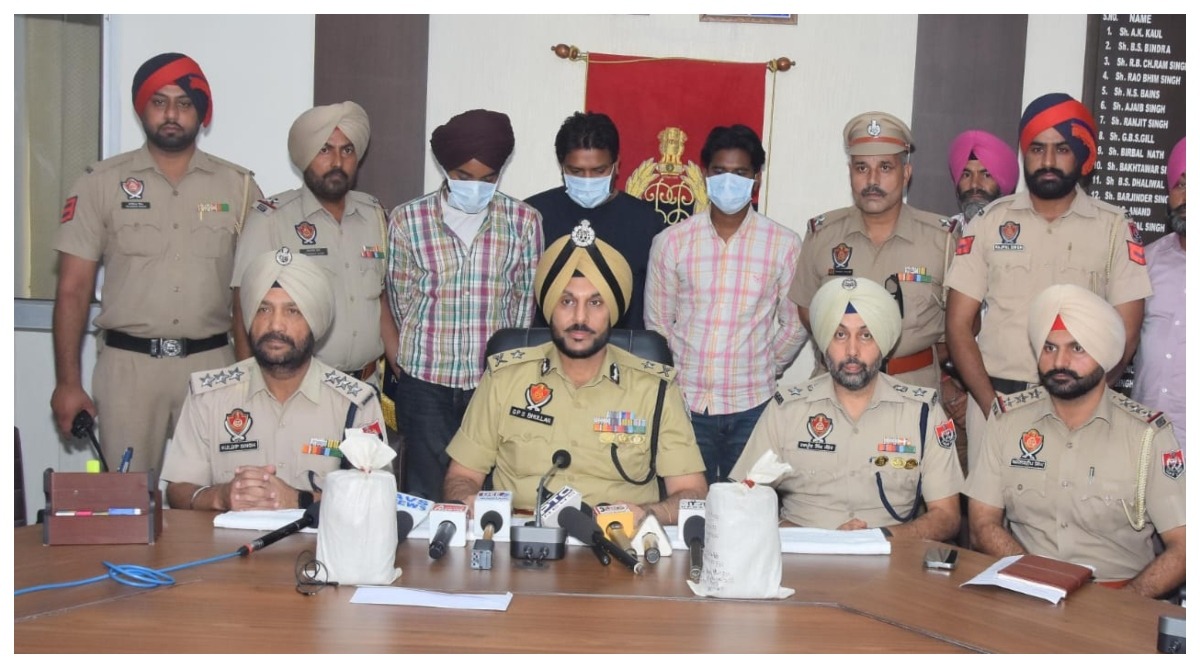 Photo of Punjab : पुलिस ने सीमा पार के नशा तस्करी गिरोह का किया पर्दाफाश, 1 किलो आइस, 1 किलो हेरोइन, तीन लोग गिरफ्तार