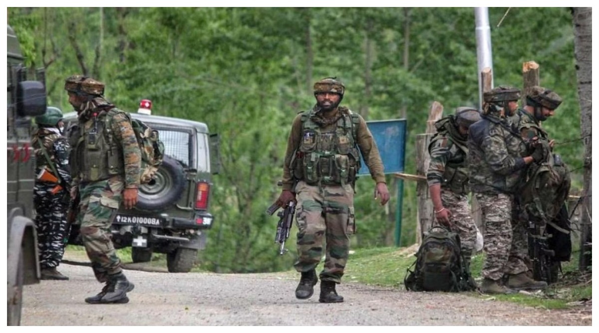 Photo of Jammu – Kashmir : कुपवाड़ा में सुरक्षाबलों और आतंकियों के बीच मुठभेड़, एक आतंकी ढेर