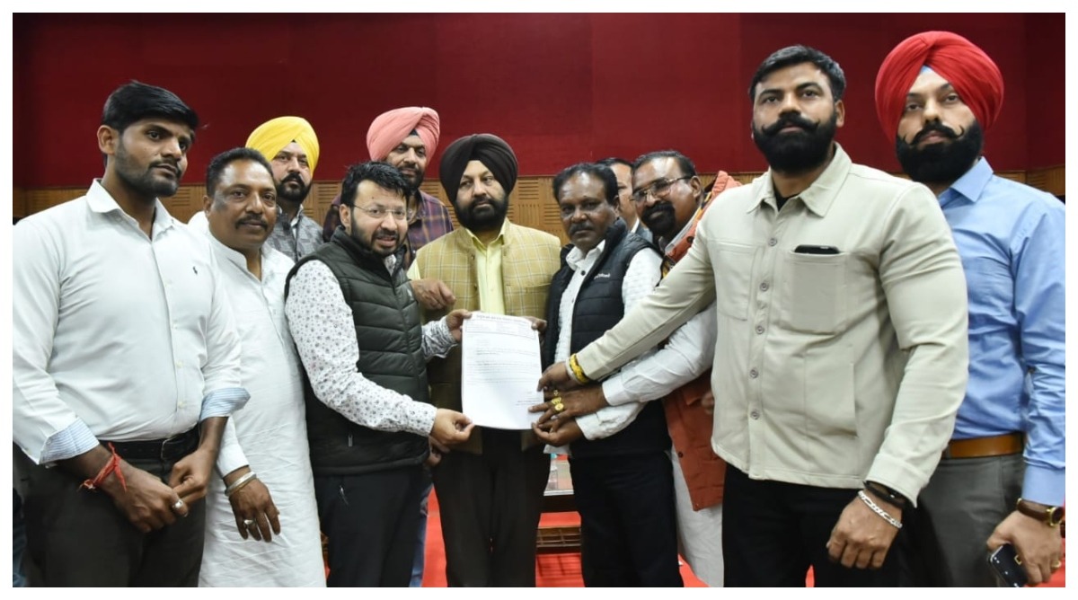 Photo of Punjab : डॉ. रवजोत सिंह ने सफाई सेवकों और सीवरकर्मियों की यूनियन के साथ की बैठक