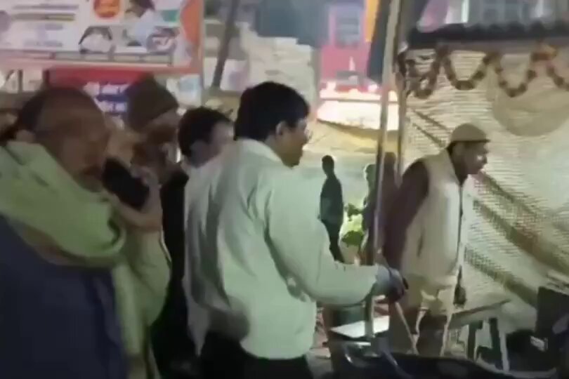 Photo of Baliya: यूपी पुलिस का गालीबाज इंस्पेक्टर, दुकानदार को गाली देते हुए थप्पड़ों से पीटा