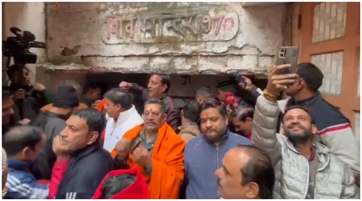 Photo of हवन पूजन कर किया गया 54 साल पुराने शिव मंदिर का शुद्धिकरण, मुस्लिमों ने फूलों से किया स्वागत