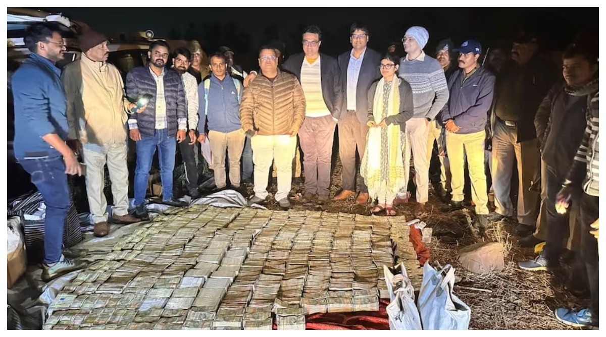 Photo of भोपाल में आयकर विभाग को मिली बड़ी कामयाबी, लावारिस कार से 52 किलो सोना, 15 करोड़ रुपए कैश बरामद