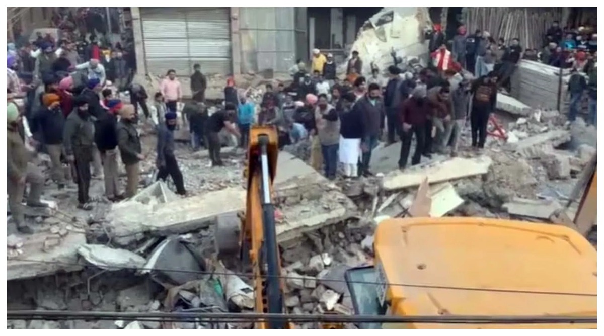 Photo of पंजाब के मोहाली में बहुमंजिला इमारत ढही, रेस्क्यू ऑपरेशन जारी