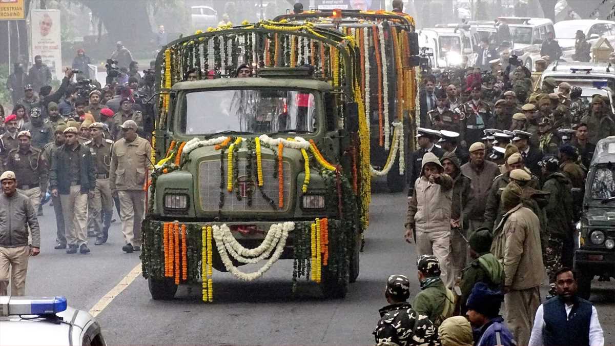 Photo of अंतिम यात्रा पर निकले पूर्व PM मनमोहन सिंह, निगम बोध घाट ले जाया जा रहा पार्थिव शरीर