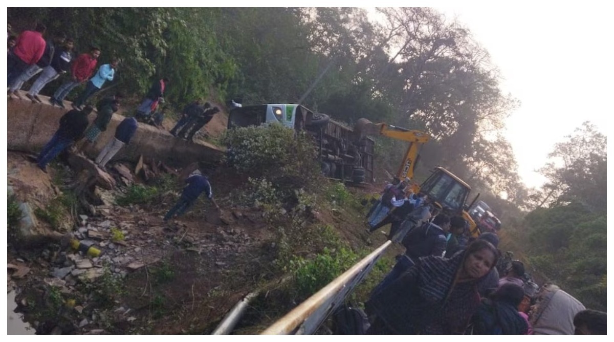 Photo of कोरापुट में तीर्थयात्रियों से भरी बस पलटी, 3 की मौत, 30 से अधिक घायल