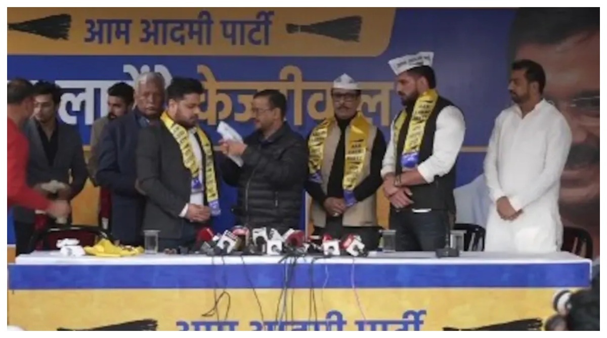 Photo of Delhi : रोहित दलाल और अक्षय दिलावरी AAP में हुए शामिल, केजरीवाल थे मौजूद