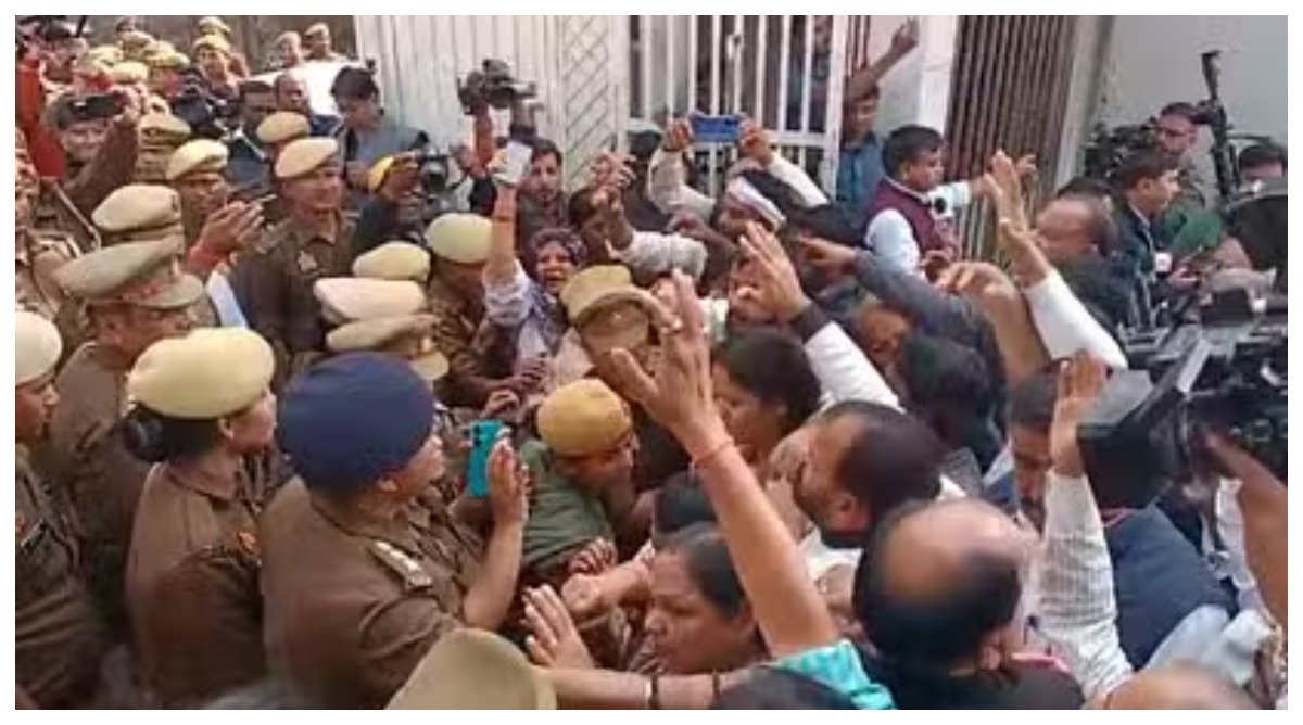 Photo of Sambhal : संभल जाने पर अड़ी कांग्रेस, पुलिस ने संभाला मोर्चा, रामगोपाल यादव बोले -पाप छिपाने की कोशिश