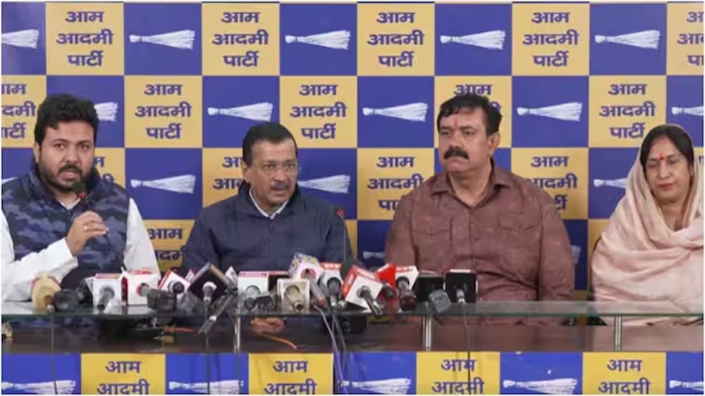 Photo of Delhi: बीजेपी को लगा बड़ा झटका! पार्षद पत्नी के साथ AAP में शामिल हुए रमेश पहलवान