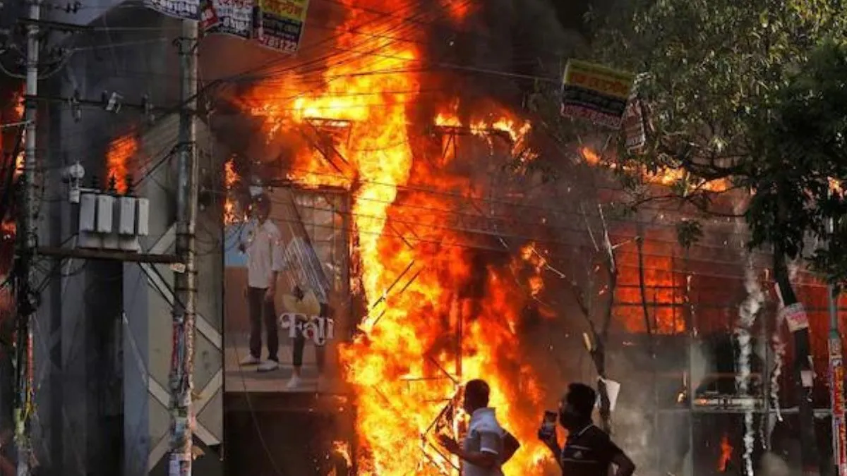 Photo of Dhaka : बांग्लादेश में फिर हिंदू मंदिर पर हुआ हमला, इस्‍कॉन सेंटर में लगा दी गई आग