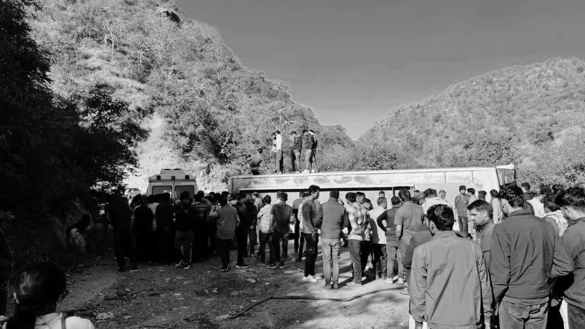 Photo of Rajasthan : पिकनिक मनाने जा रहे स्कूली बच्चों की बस पलटी, तीन की मौत, कई  घायल