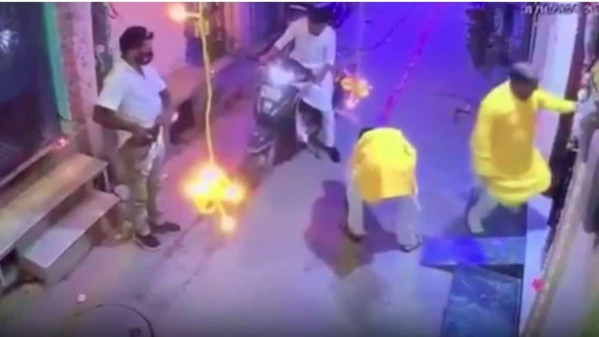 Photo of Delhi : इनामी बदमाश मेरठ में पुलिस एनकाउंटर में ढेर, दिवाली के दिन दिल्ली में किया था मर्डर