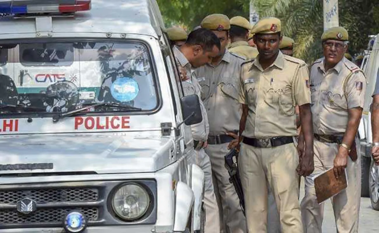 Photo of दिल्ली पुलिस का बांग्लादेशियों के खिलाफ एक्शन, सरोजनी नगर से युवक गिरफ्तार, मां-बेटे को भेजा गया नेपाल