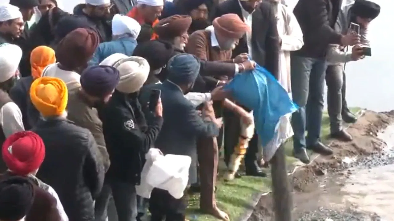 Photo of यादों में रह गए पूर्व पीएम मनमोहन सिंह, यमुना में विसर्जित की गईं अस्थियां