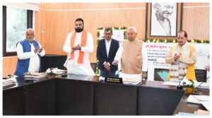 Bihar : मुख्यमंत्री नीतीश कुमार ने आज 01, अण्णे मार्ग स्थित 'संकल्प' से 'हमारा बिहार, हमारी सड़क' मोबाइल ऐप का लोकार्पण किया।