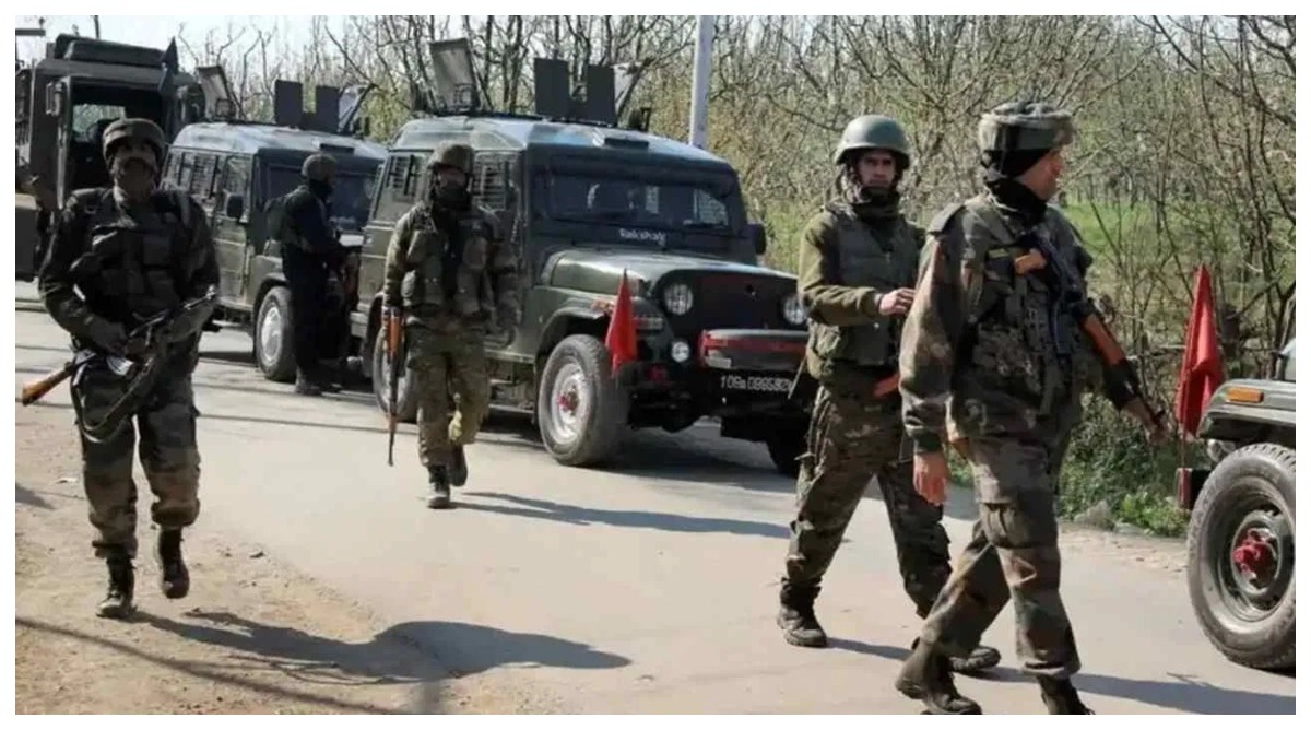 Photo of Jammu – Kashmir : दो इलाकों से आतंकवादियों के तीन सहयोगी गिरफ्तार, हथियार हुए बरामद
