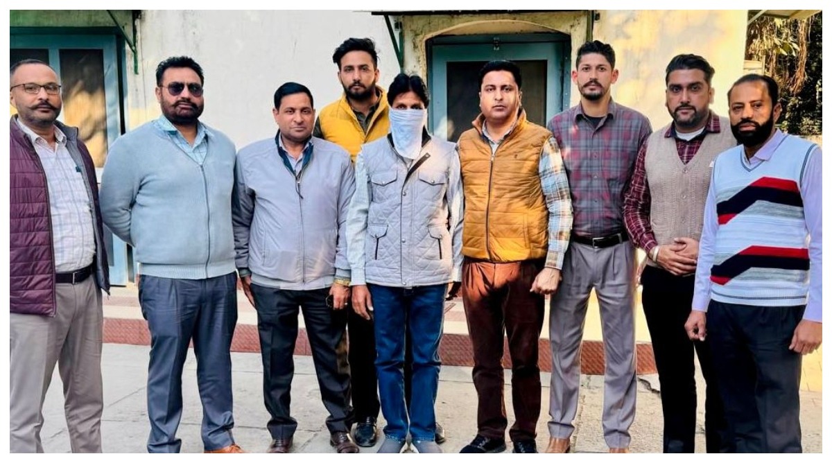 Photo of Punjab : विजिलेंस ब्यूरो ने रिश्वत लेते हुए पीएसपीसीएल के जेई को पकड़ा, जुर्माने को एडजस्ट करने के बदले 10,000 रुपये की मांग