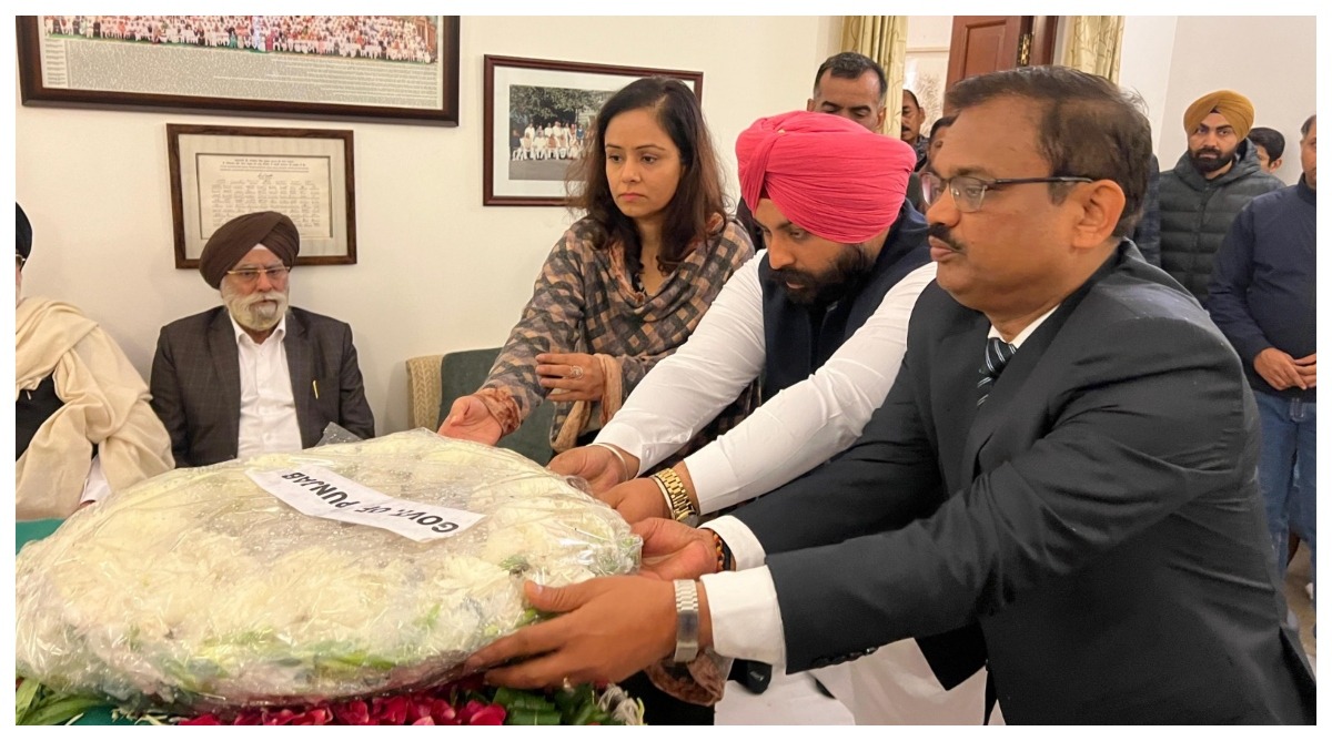 Photo of पंजाब सरकार की ओर से हरजोत सिंह बैंस और केएपी सिन्हा ने डॉक्टर मनमोहन सिंह को दी श्रद्धांजलि