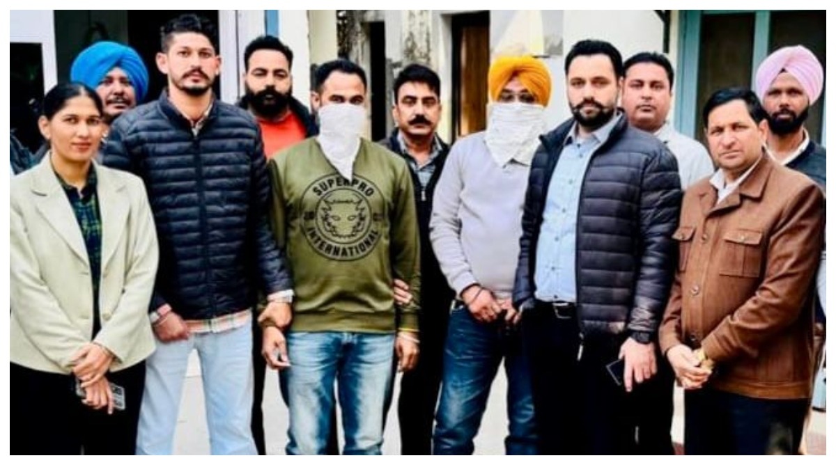 Photo of Punjab : विजिलेंस ब्यूरो ने 14,000 रुपये की रिश्वत लेते हुए मोटर व्हीकल इंस्पेक्टर और उसके साथी को पकड़ा रंगे हाथों