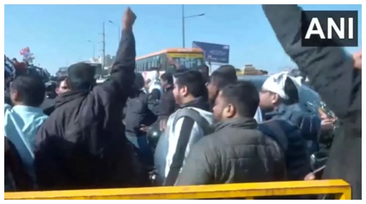 Photo of Ghazipur Border : जाम में फंसे लोगों का गुस्सा, कांग्रेस कार्यकर्ताओं के साथ झड़प, वीडियो आया सामने