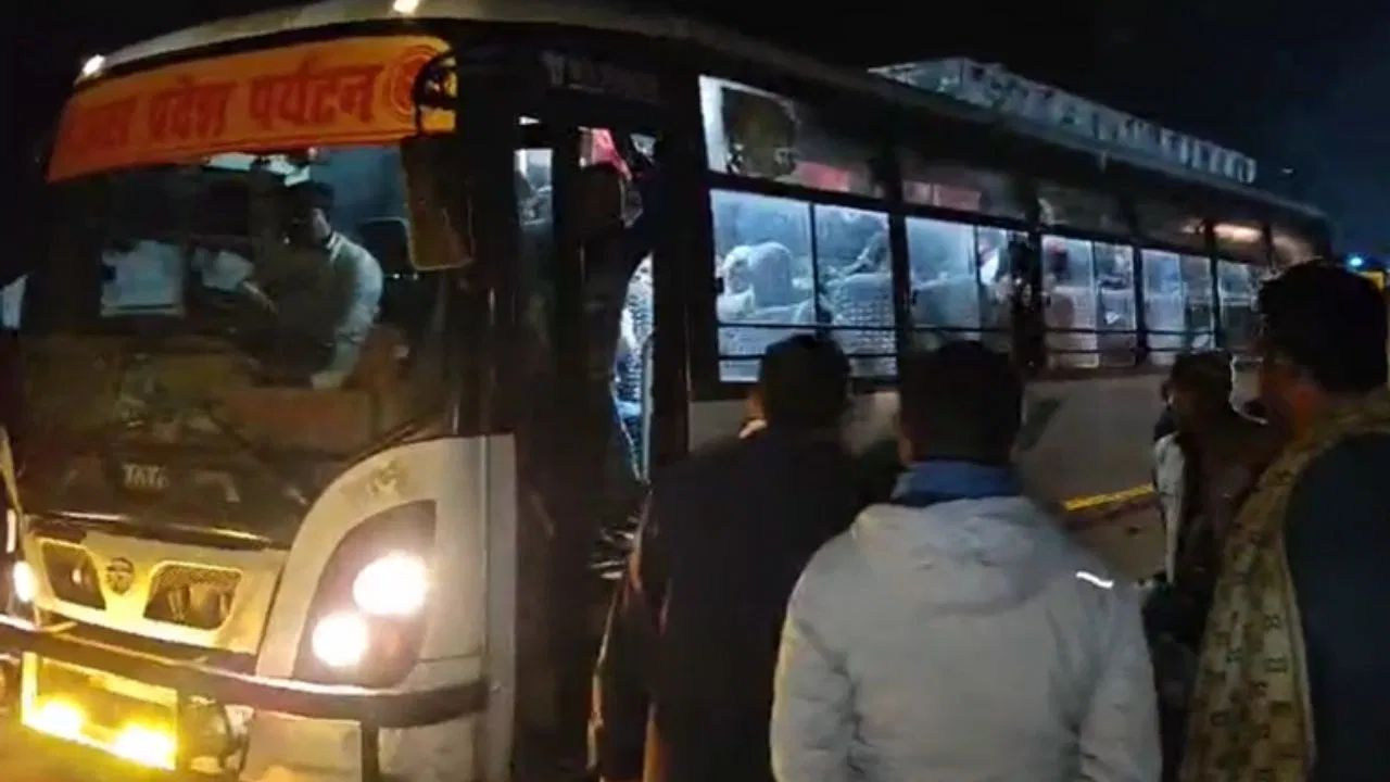 Photo of UP: कतर्नियाघाट जंगल में स्कूली बच्चों सहित 155 लोग फंसे, घूमने जा रहे थे नेपाल, प्रशासन ने बचाया