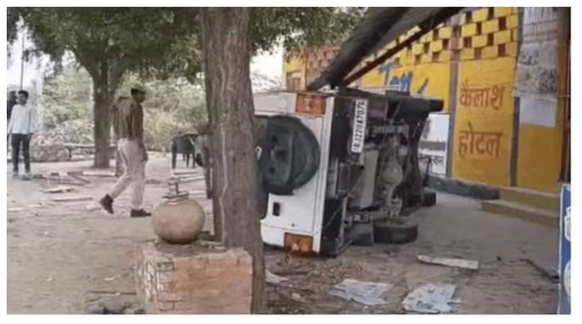 Photo of Rajasthan : पूर्व सीएम वसुंधरा राजे के काफिले की गाड़ी पलटी, कई पुलिस कर्मी घायल
