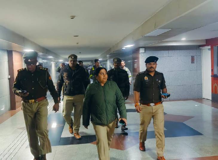 Photo of Lucknow : 3 मेट्रो स्टेशन को बम से उड़ाने की मिली धमकी , अलर्ट पर लखनऊ पुलिस