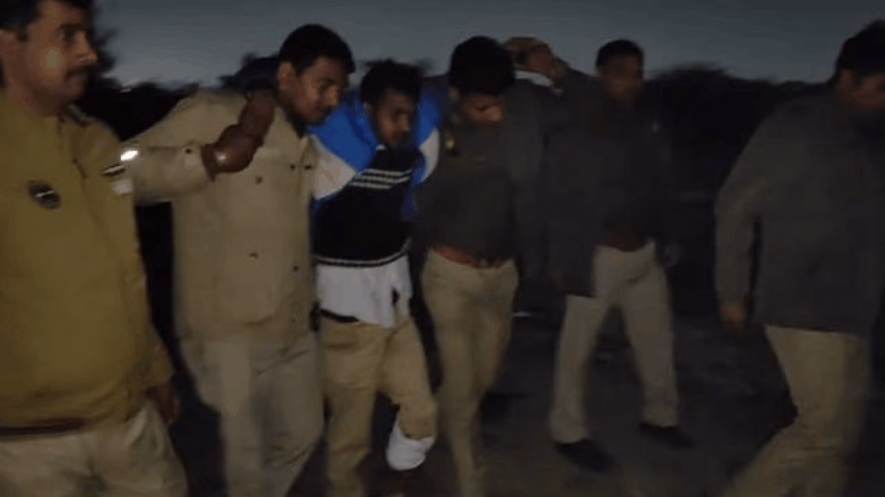 Photo of UP News : बच गई 5 साल की मासूम, बच्ची को लेकर भाग रहा बदमाश पुलिस में मुठभेड़ घायल