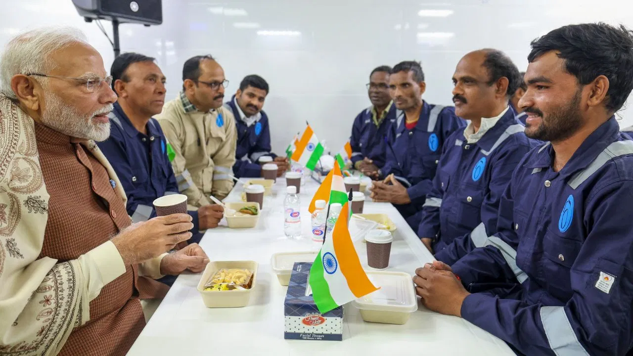 Photo of Kuwait: कुवैत में भारतीय श्रमिकों से प्रधानमंत्री नरेंद्र मोदी की मुलाकात, जानें क्या-हुईं बातें