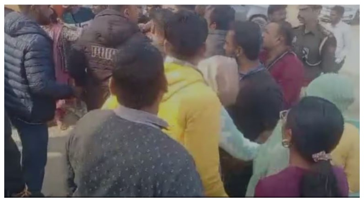 Photo of Meerut Stampede : कथावाचक प्रदीप मिश्रा की कथा के दौरान भगदड़, कई महिलाएं घायल