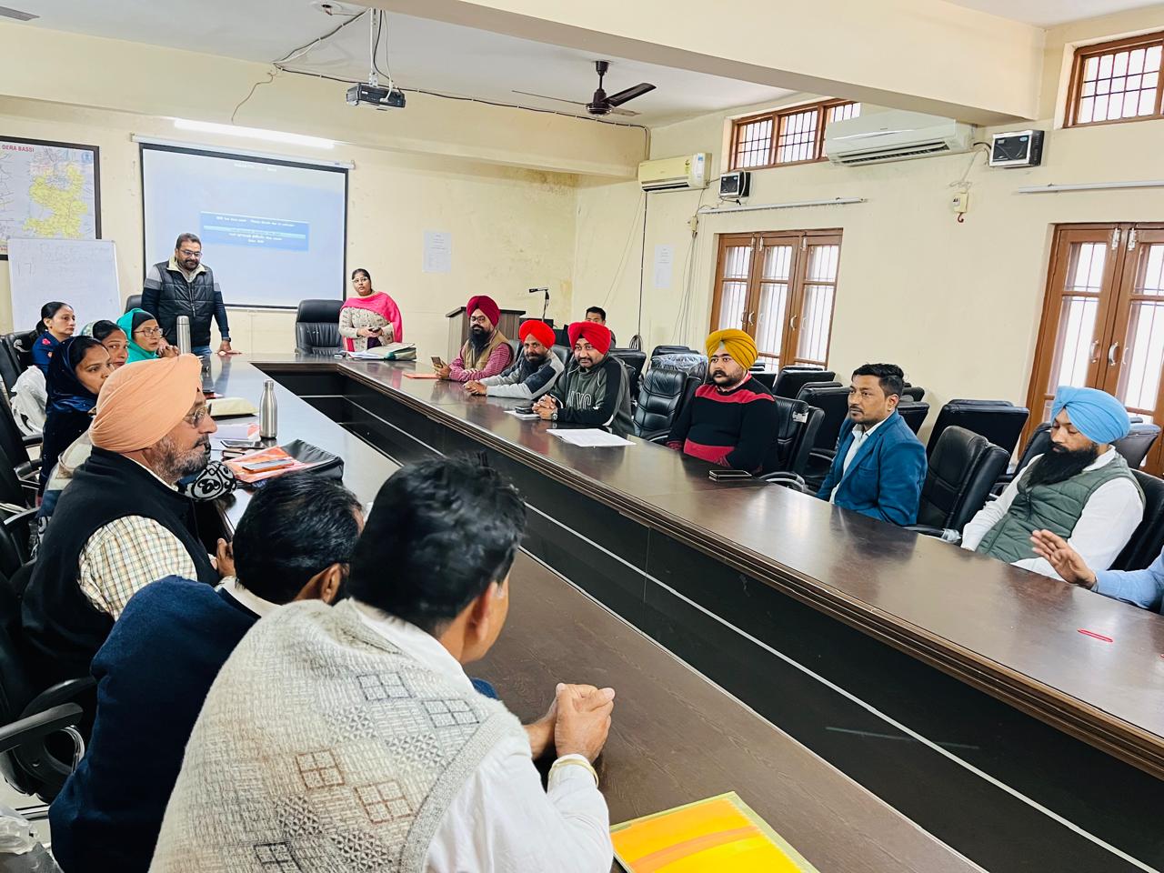 Photo of Punjab: विधायक रंधावा ने पंचायती राज प्रशिक्षण शिविर का दौरा किया और नवनिर्वाचित प्रतिनिधियों से की बातचीत