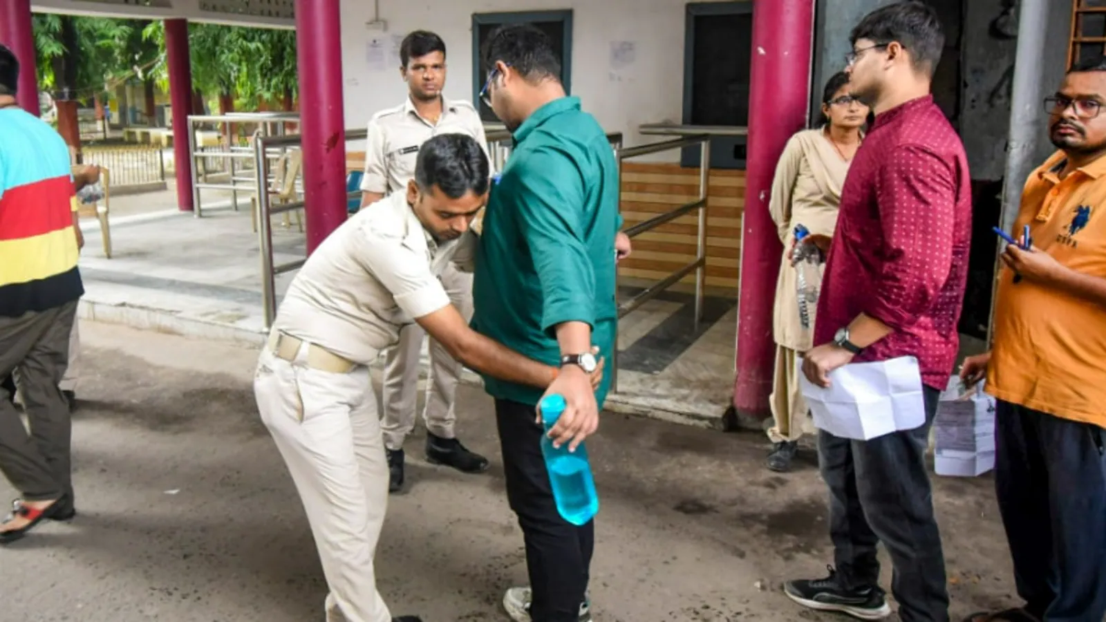 Photo of UPPSC PCS की परीक्षा आज, अभ्यर्थियों की आंखों की स्कैनिंग… सख्त सुरक्षा में हो रहा एग्जाम