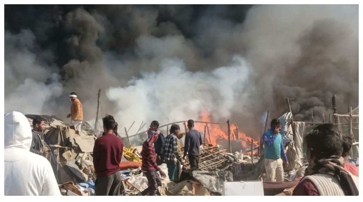 Photo of Ghaziabad : झुग्गियों में भीषण आग, एक – एक करके सिलेंडर ब्लास्ट, मची अफरा – तफरी