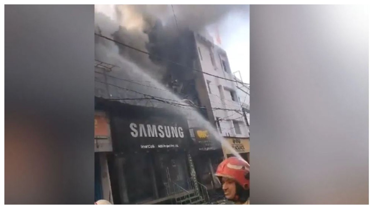 Photo of Delhi : राजौरी गार्डन इलाके में एक रेस्टोरेंट में लगी आग, दमकल की गाड़ियां काबू पाने में जुटीं