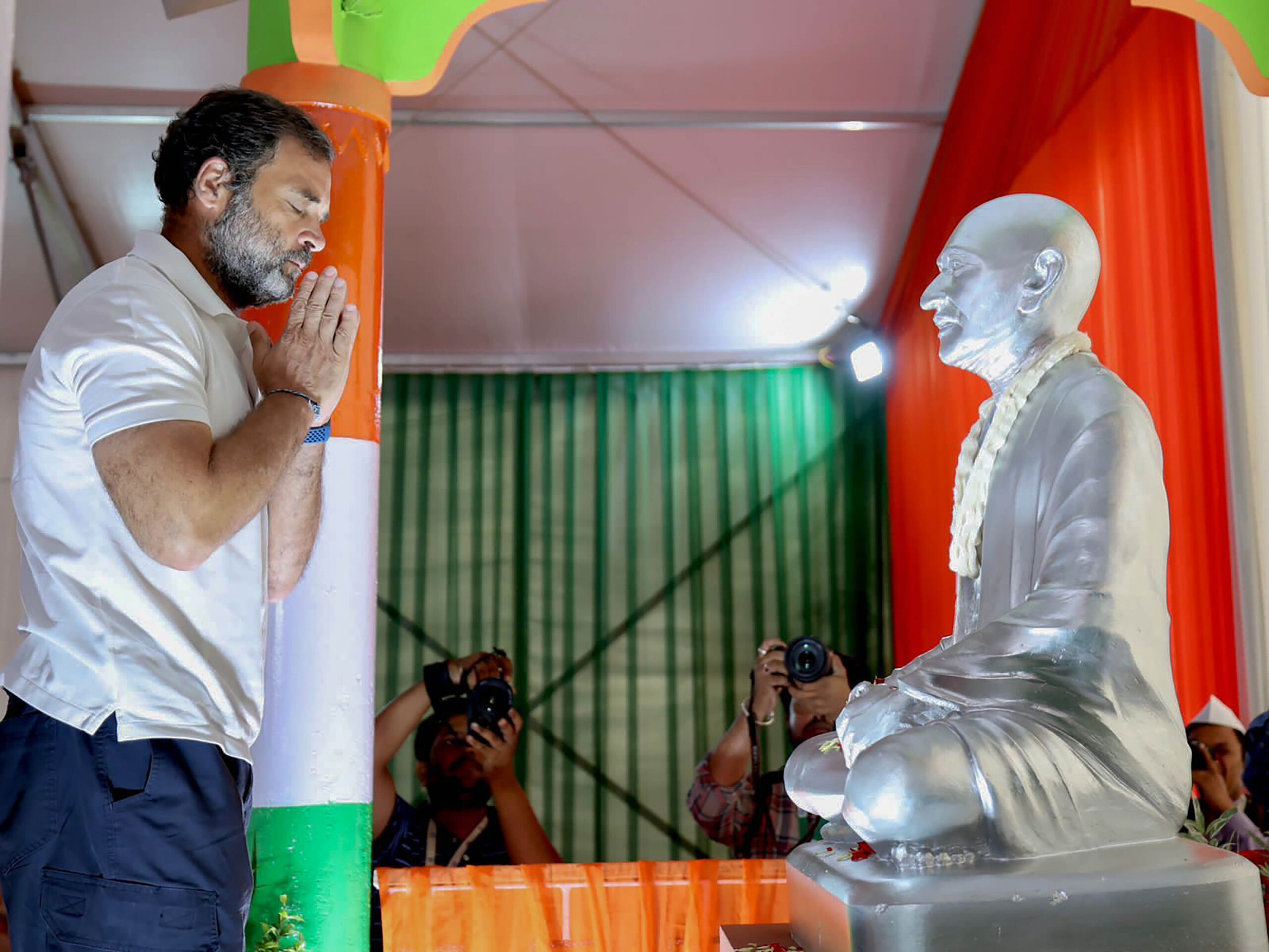 Photo of महात्मा गांधी के शहीद दिवस पर राहुल गांधी ने दी श्रद्धांजलि, कहा- बाबू जी सिर्फ एक व्यक्ति नहीं बल्कि…