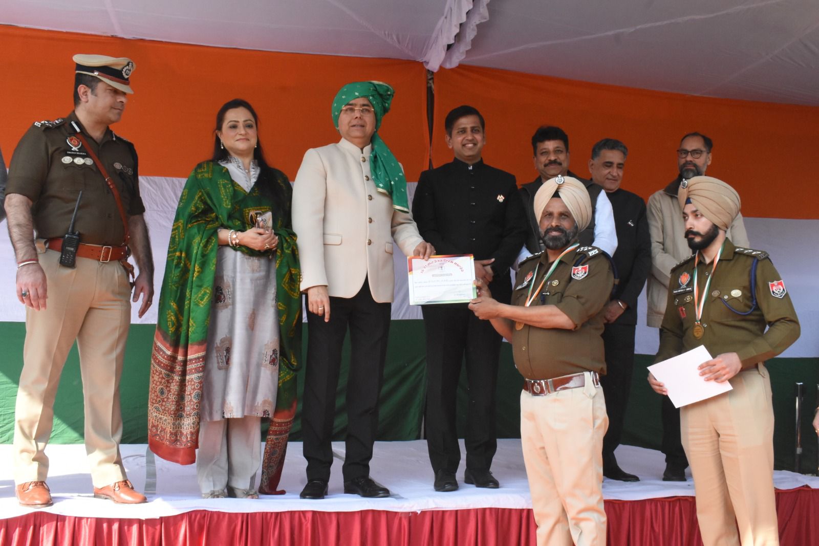 Photo of गणतंत्र दिवस समागम के दौरान गुरू गोबिंद सिंह स्टेडियम में कैबिनेट मंत्री अमन अरोड़ा ने फहराया राष्ट्रीय ध्वज