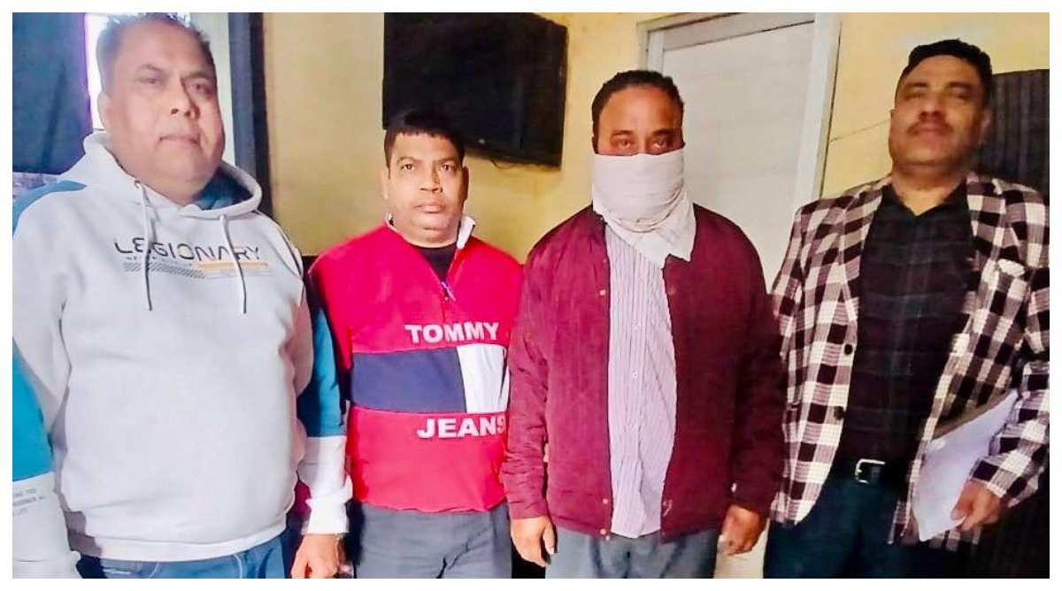 Photo of 10,000 रुपये की रिश्वत लेते हुए सेवानिवृत्त हवलदार विजीलेंस ब्यूरो द्वारा रंगे हाथों गिरफ्तार