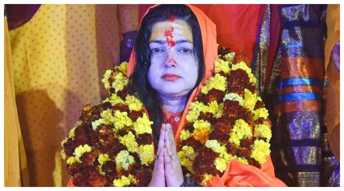 Photo of संन्यास की दीक्षा लेने के बाद महामंडलेश्वर बनाई गईं ममता कुलकर्णी, छत्र चंवर के साथ आईं नजर