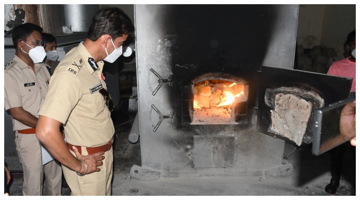 Photo of पुलिस ने 36 हजार करोड़ रुपए की ड्रग्स को चीता की आग में जलाया