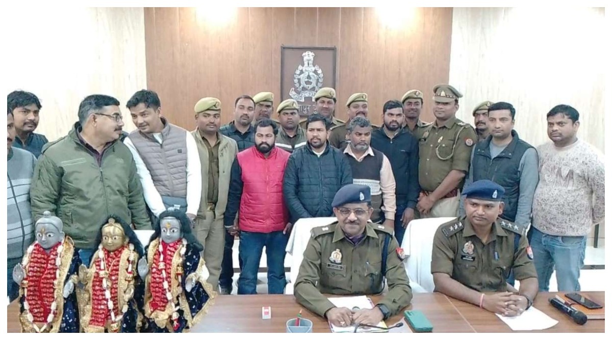 Photo of राम जानकी मंदिर से चोरी हुई 30 करोड़ की मूर्ति का पुलिस ने किया खुलासा, पुजारी और सपा नेता समेत 4 गिरफ्तार