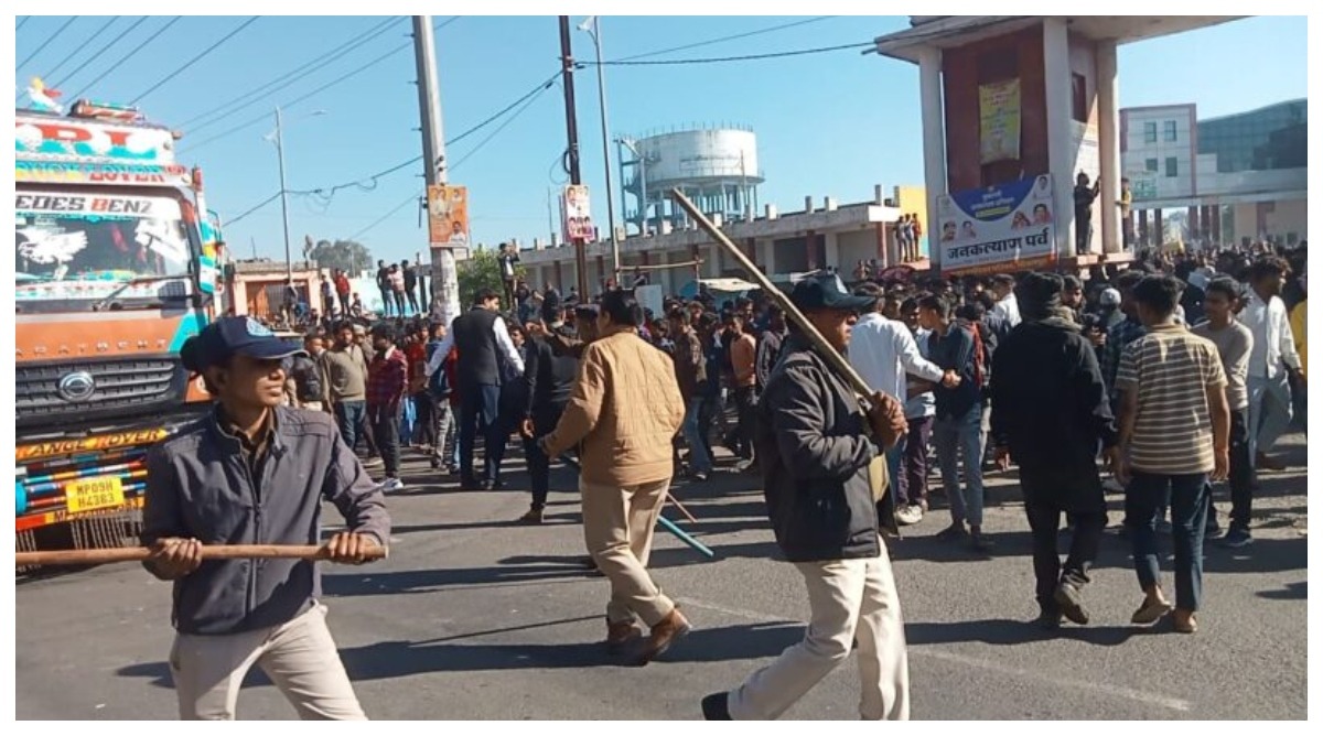 Photo of भोपाल गैस त्रासदी का जहरीला कचरा नष्ट करने पर बवाल, पुलिस ने प्रदर्शनकारियों पर किया लाठीचार्ज