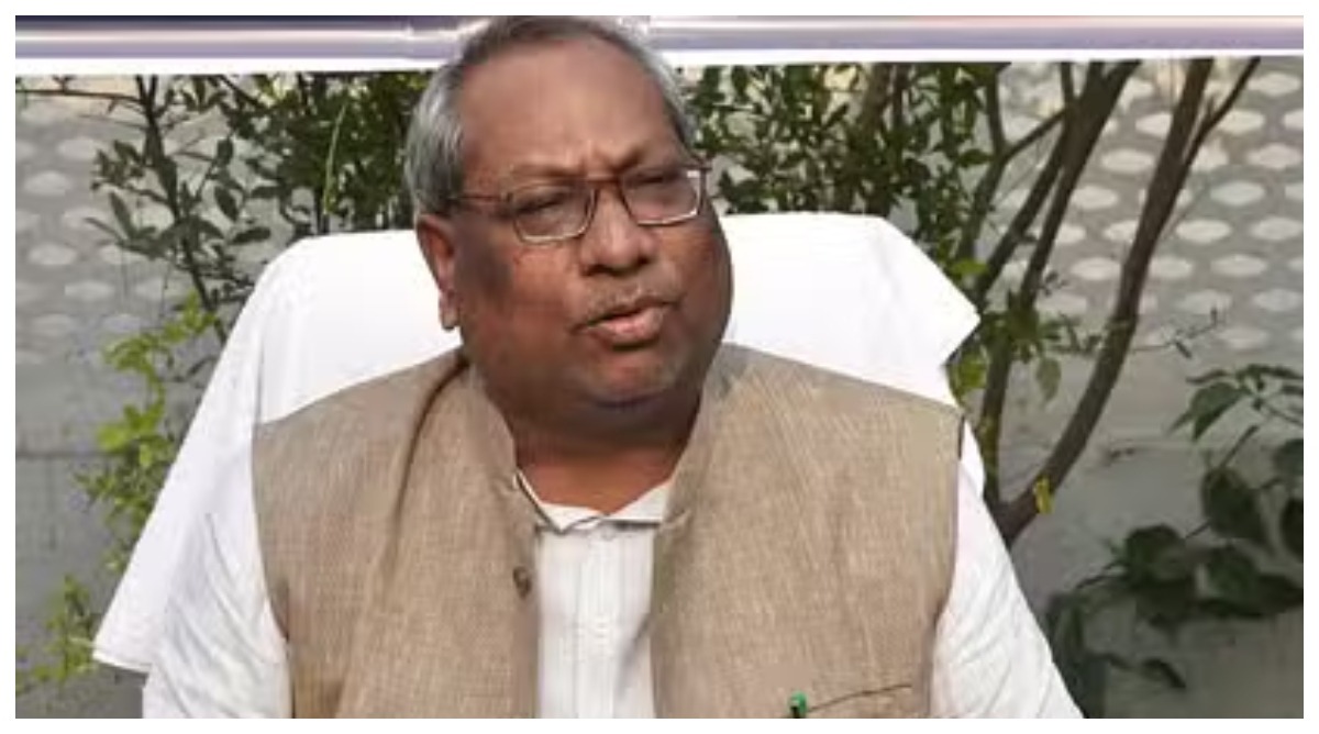 Photo of मंत्री संजय निषाद के काफिले की एक गाड़ी खाई में पलटी, 5 कार्यकर्ता घायल